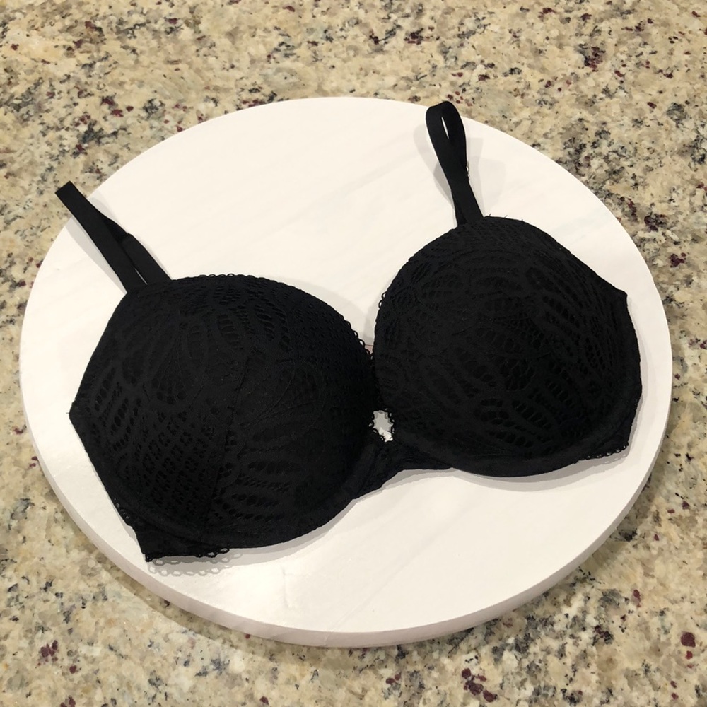 Victoria's Secret. Push-up bra. 32DD. Black. Lace.